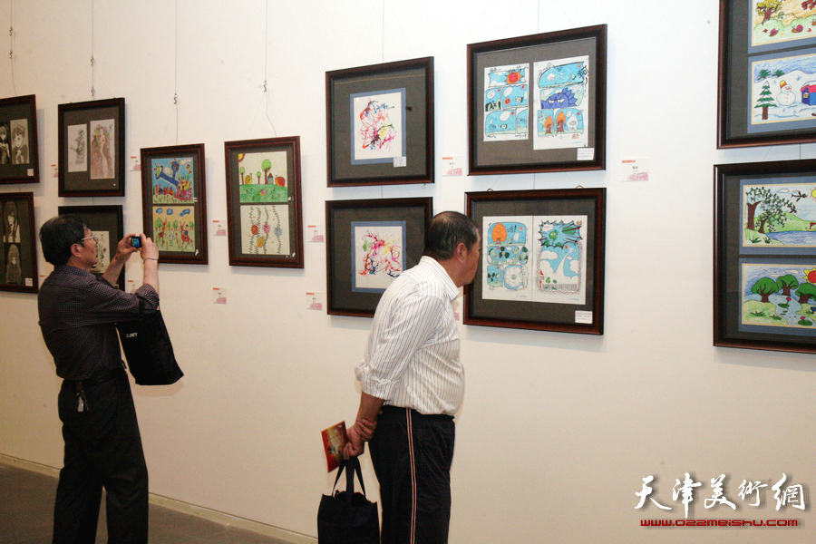 “我们的生活、我们的快乐”绘画作品展览在天津美术馆开幕，图为展览现场。