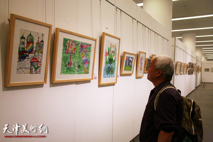 “我们的生活、我们的快乐”绘画作品展览在天津美术馆开幕，图为展览现场。