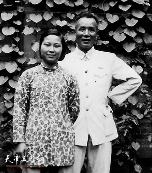 1952年李可染与夫人邹佩珠在大雅宝胡同甲2号