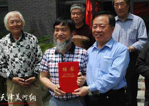 天津师范大学书画院名誉院长王润昌先生向无锡创作中心主任程忠麟先生颁发聘书