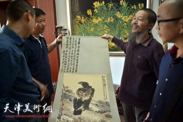 韩富华展示梁崎为他题词的指画作品