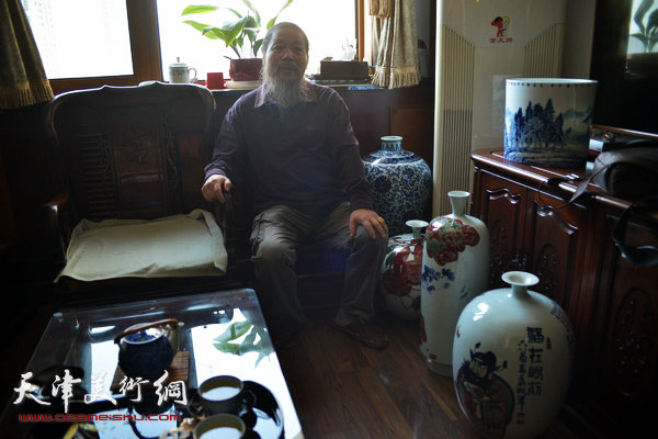 韩富华与他创作的青花瓷