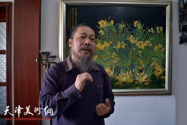 韩富华在介绍他创作的漆画《水仙花》