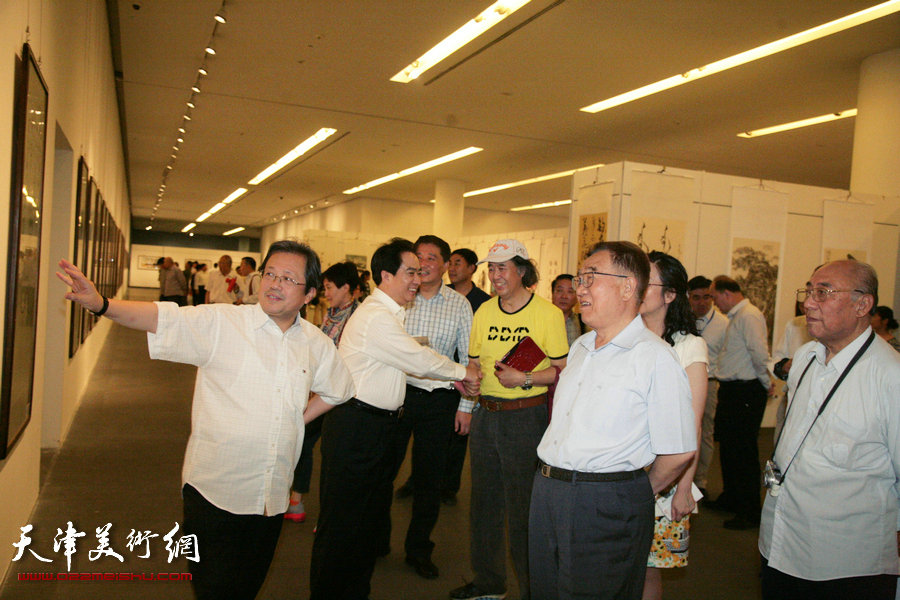 京津冀晋蒙五省市文史研究馆书画展在天津美术馆开幕，图为