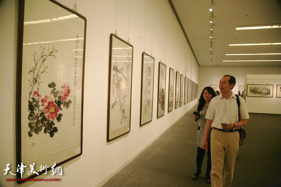 京津冀晋蒙五省市文史研究馆书画展在天津美术馆开幕，图为