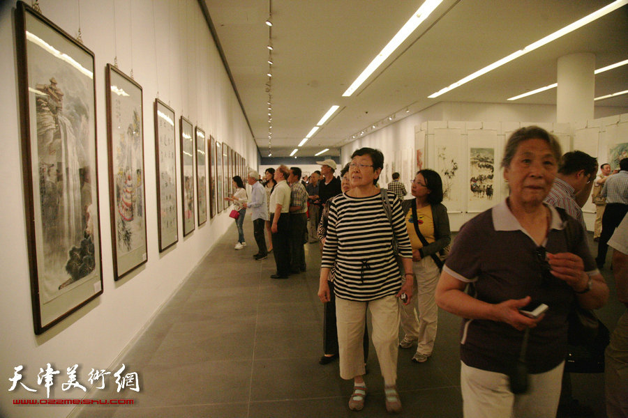 京津冀晋蒙五省市文史研究馆书画展在天津美术馆开幕，图为