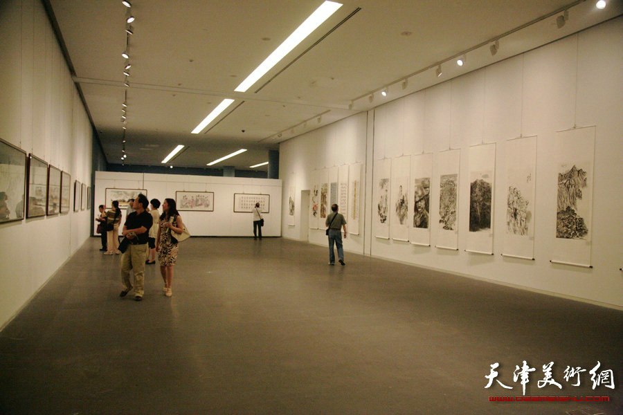 京津冀晋蒙五省市文史研究馆书画展在天津美术馆开幕，图为