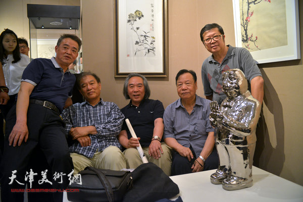 左起：马明、何延喆、霍春阳、张浦生、萧珑在画展现场