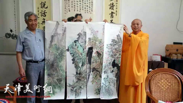 天津著名花鸟画家刘金标向大悲禅院奉献四条屏。右为智如法师。