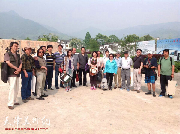 图为天津美协写生团在写生途中。左起：郑文忠、魏志刚、孙富泉、赵俊山、翟洪涛、徐守渭、赵红云、孟庆占、李毅峰、孙瑜、郑岱、张新銘、崔燕萍、王印強、郭凤祥、齐君、张运河、赵振章。