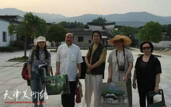 图为左起：赵红云、孟庆占、郑文忠、郑岱、崔艳萍。 