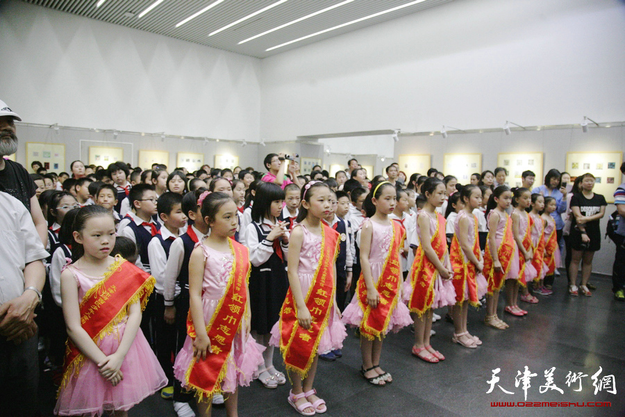 我们的价值观-“读书、爱书、藏书”第四届天津市河西区中小学师生藏书票作品展在天津图书馆开展，图为