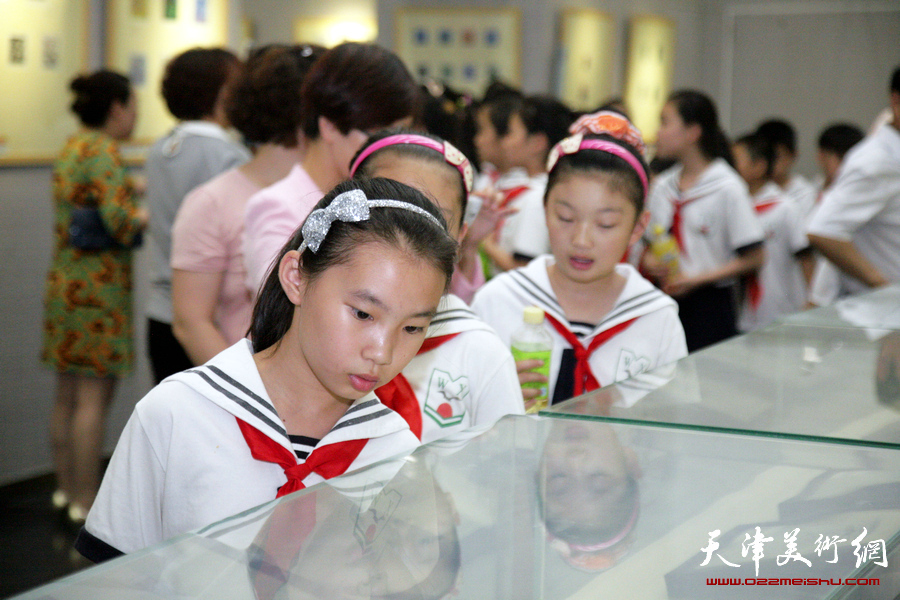 我们的价值观-“读书、爱书、藏书”第四届天津市河西区中小学师生藏书票作品展在天津图书馆开展，图为