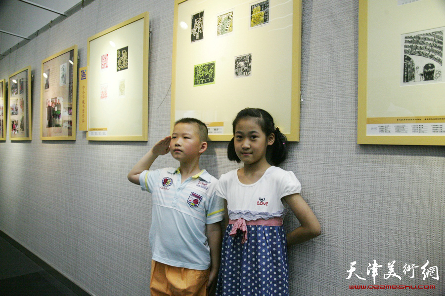 我们的价值观-“读书、爱书、藏书”第四届天津市河西区中小学师生藏书票作品展在天津图书馆开展，图为