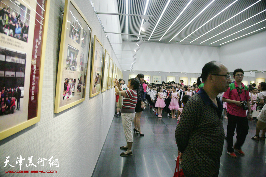 我们的价值观-“读书、爱书、藏书”第四届天津市河西区中小学师生藏书票作品展在天津图书馆开展，图为