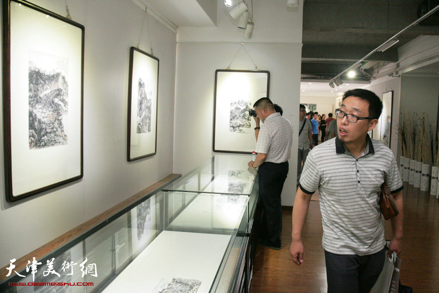 “守正——霍春阳师生作品展”在鸿德艺术馆开幕，图为