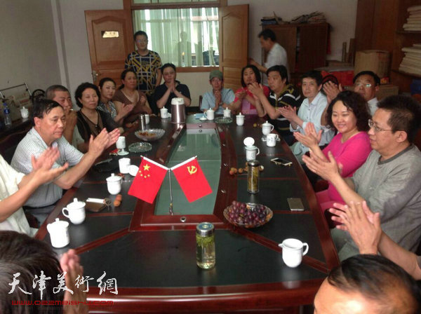 天津美协“深扎”主题活动走进泾县明星宣纸厂，图为座谈会现场。