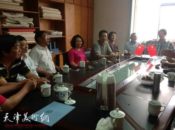 天津美协“深扎”主题活动走进泾县明星宣纸厂，图为座谈会现场。