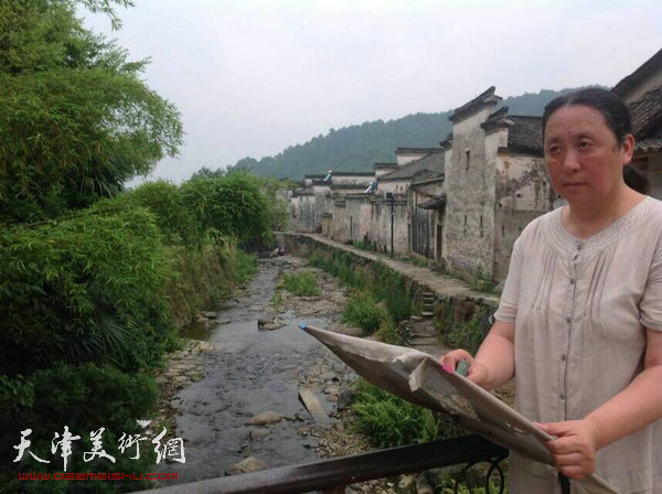 天津美协“深扎”主题活动走进泾县明星宣纸厂，图为郑岱在泾县写生。