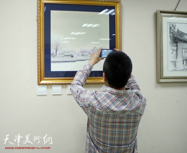 钢笔画专题写生展在天津西岸艺术中心揭幕，图为观众在欣赏钢笔画作品