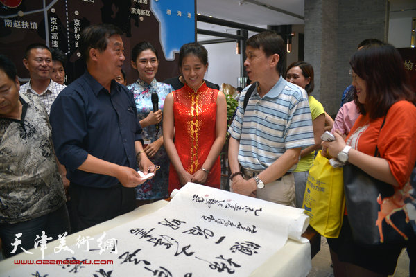 张鹤年、彭英科在现场展示书艺。
