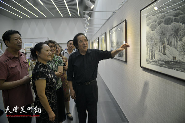 图为张金荣、田均淸、关山雨等在观看作品