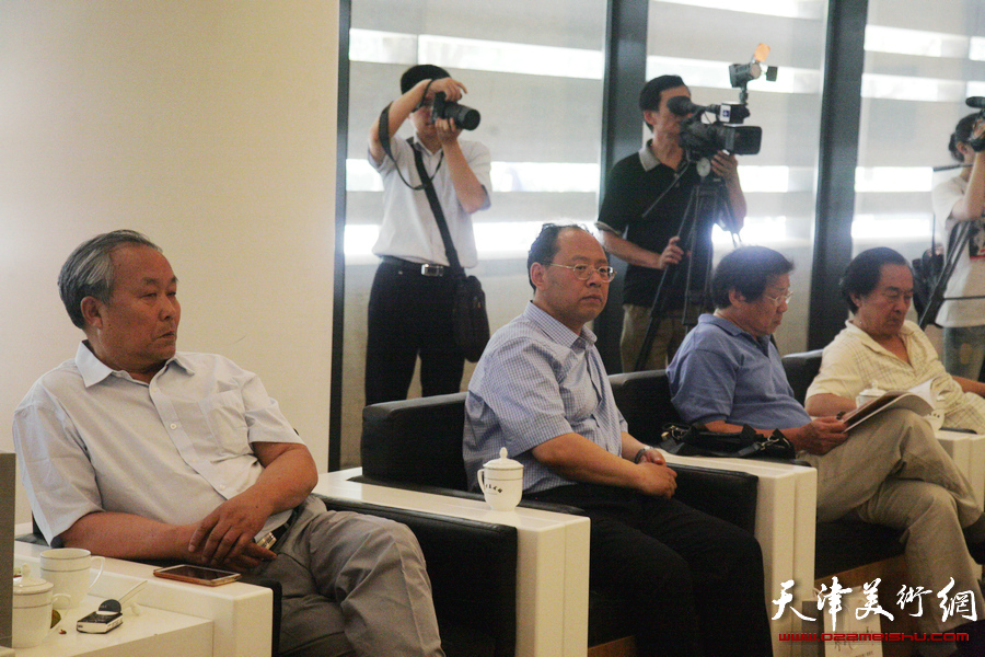 刘运峰书法艺术研讨会在天津美术馆举行，图为