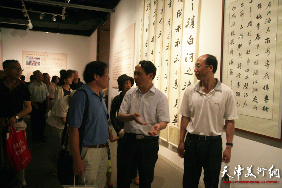“艺海泛槎——刘运峰书法展”在天津美术馆开幕，图为