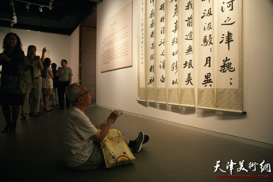“艺海泛槎——刘运峰书法展”在天津美术馆开幕，图为