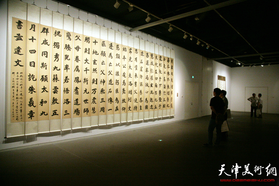 “艺海泛槎——刘运峰书法展”在天津美术馆开幕，图为展览现场。