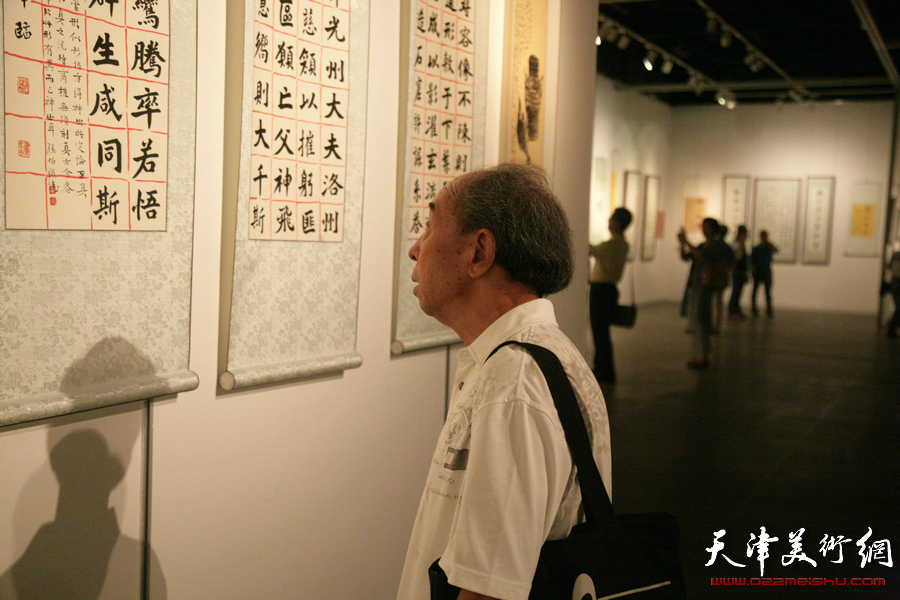 “艺海泛槎——刘运峰书法展”在天津美术馆开幕，图为展览现场。
