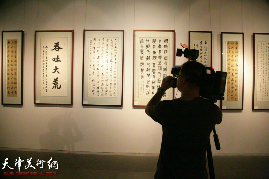 “艺海泛槎——刘运峰书法展”在天津美术馆开幕，图为展览现场。