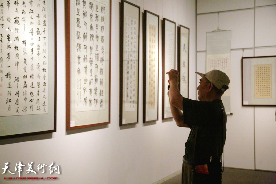 “艺海泛槎——刘运峰书法展”在天津美术馆开幕，图为展览现场。