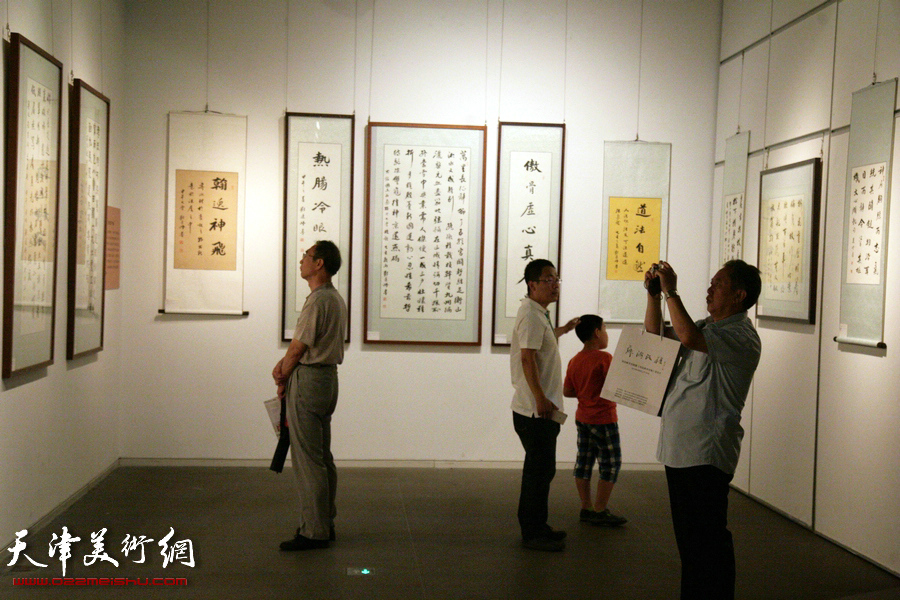 “艺海泛槎——刘运峰书法展”在天津美术馆开幕，图为展览现场。