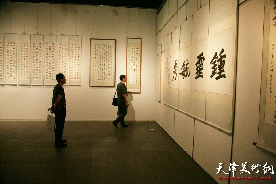 “艺海泛槎——刘运峰书法展”在天津美术馆开幕，图为展览现场。