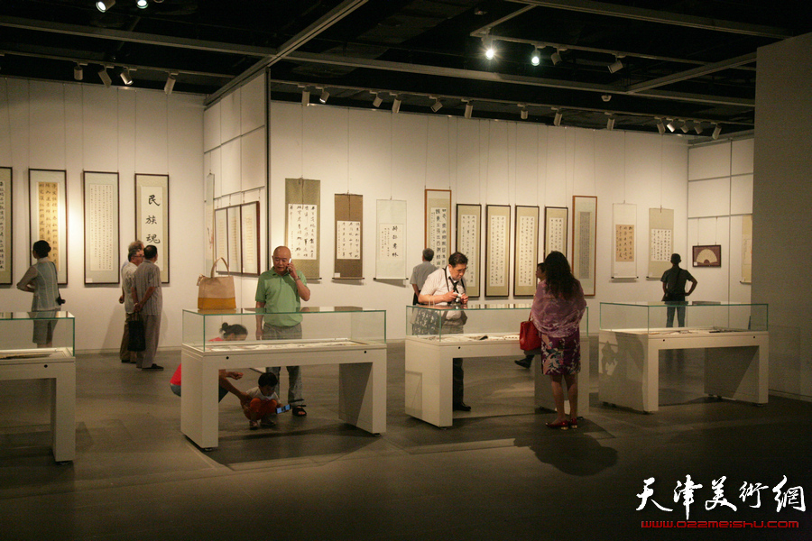 “艺海泛槎——刘运峰书法展”在天津美术馆开幕，图为展览现场。