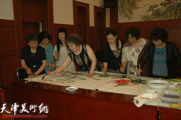 女画家现场笔会，左起：博华、田同芬、黄雅丽、刘秀芝、杨俊玲、李维娜、李永琴