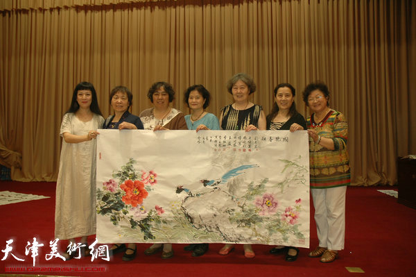 女画家：黄雅丽、博华、李维娜、田同芬、刘秀芝、杨俊玲、于焕瑛合作《国艳春融》