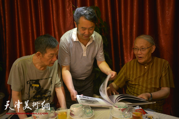孙长康、邓开圯、温洪琪在阅读钝丁诗书画集