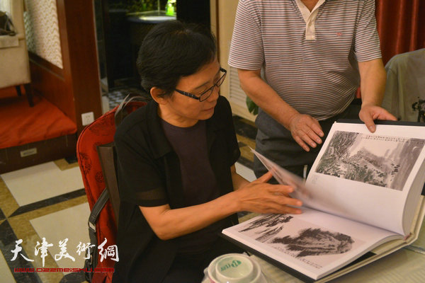 萧惠珠在阅读钝丁诗书画集