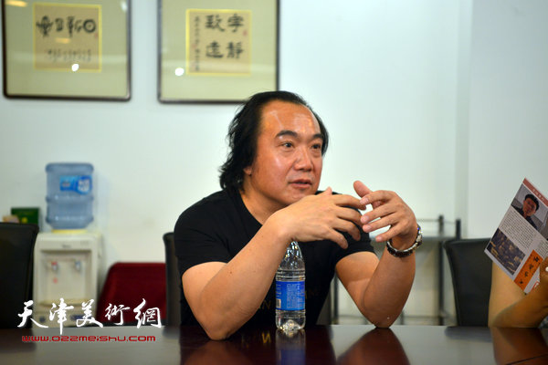 天津市著名书画家李少君在新闻发布会上