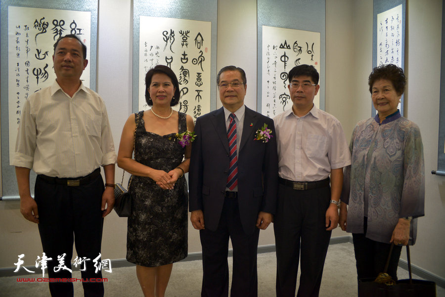刘树德与专程来津祝贺的桂林同方计算机有限公司总经理宋保太等在画展现场。