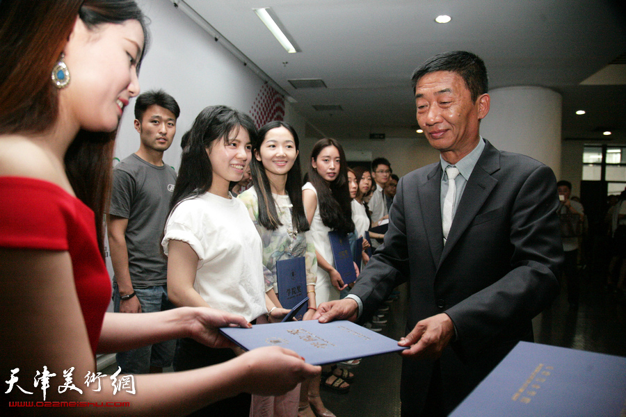 “创造与未来”——天津美术学院2015届毕业生优秀作品展在天津美术学院美术馆开幕，图为