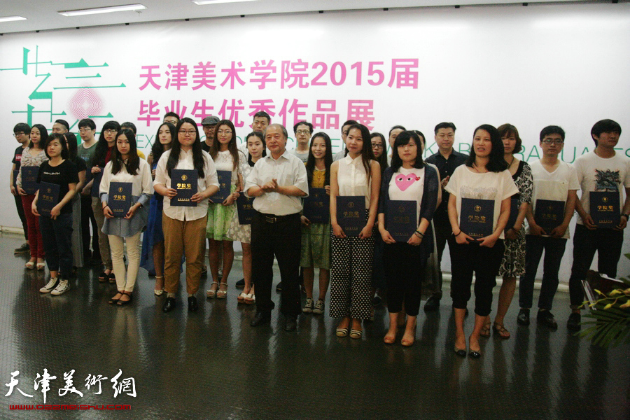“创造与未来”——天津美术学院2015届毕业生优秀作品展在天津美术学院美术馆开幕，图为