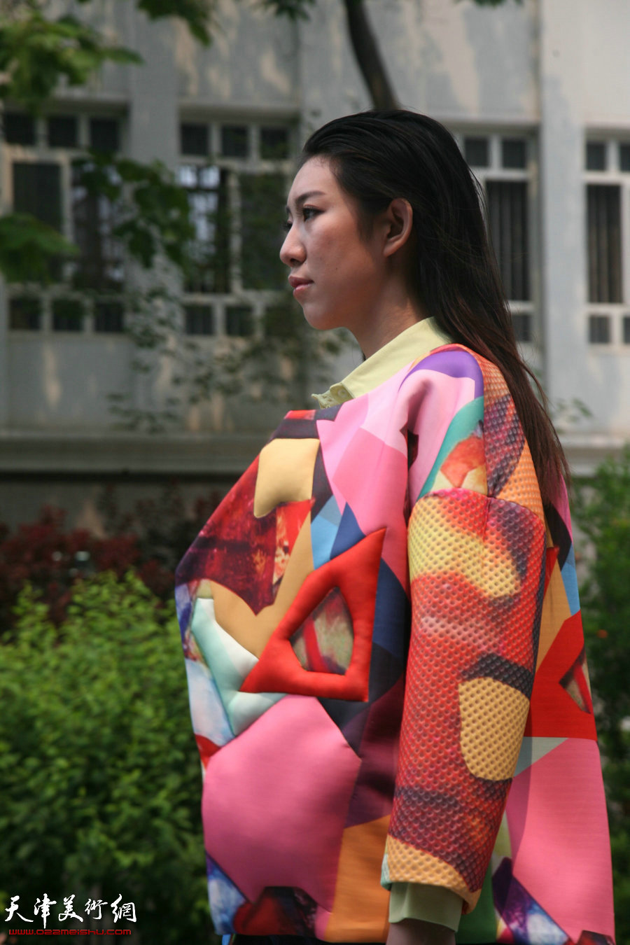 “创造与未来”——天津美术学院2015届毕业生优秀作品展在天津美术学院美术馆开幕，图为产品设计学院毕业生时装表演。