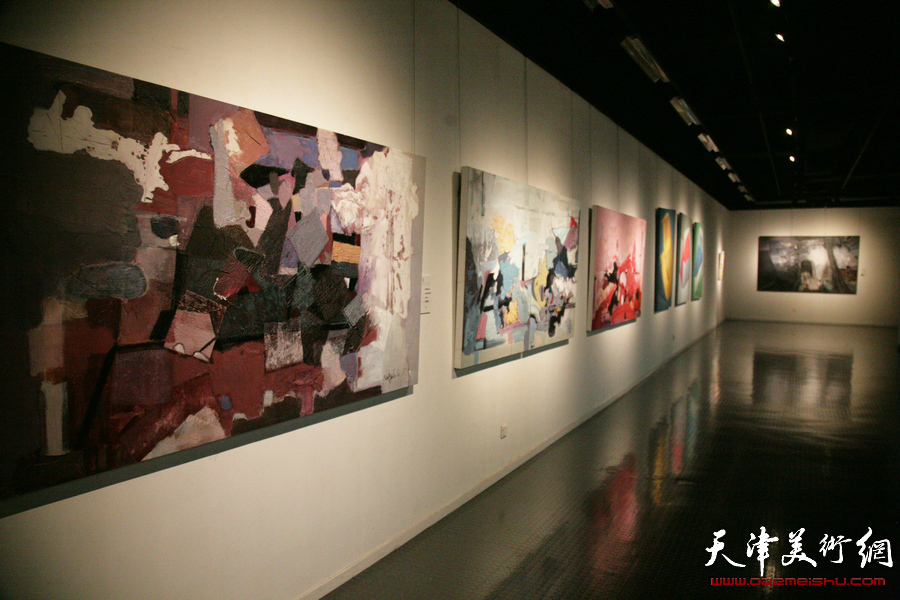 “创造与未来”——天津美术学院2015届毕业生优秀作品展在天津美术学院美术馆开幕，图为展览现场。