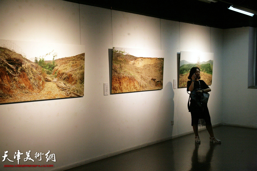 “创造与未来”——天津美术学院2015届毕业生优秀作品展在天津美术学院美术馆开幕，图为展览现场。