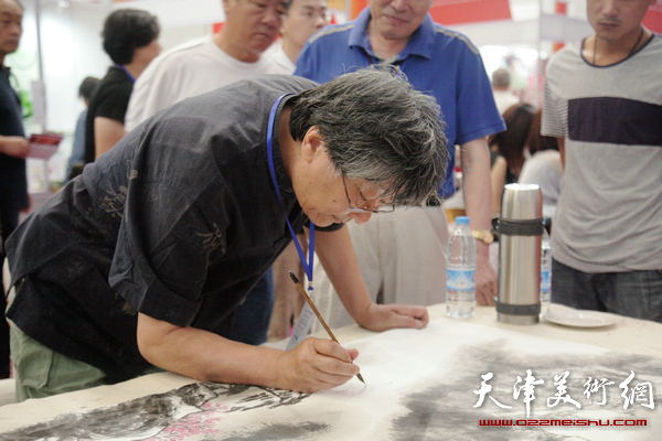 “芳墨结侨缘·丝路连津门-海外侨界知名书画家展艺天津交流联谊会”在天津梅江会展中心举行，图为