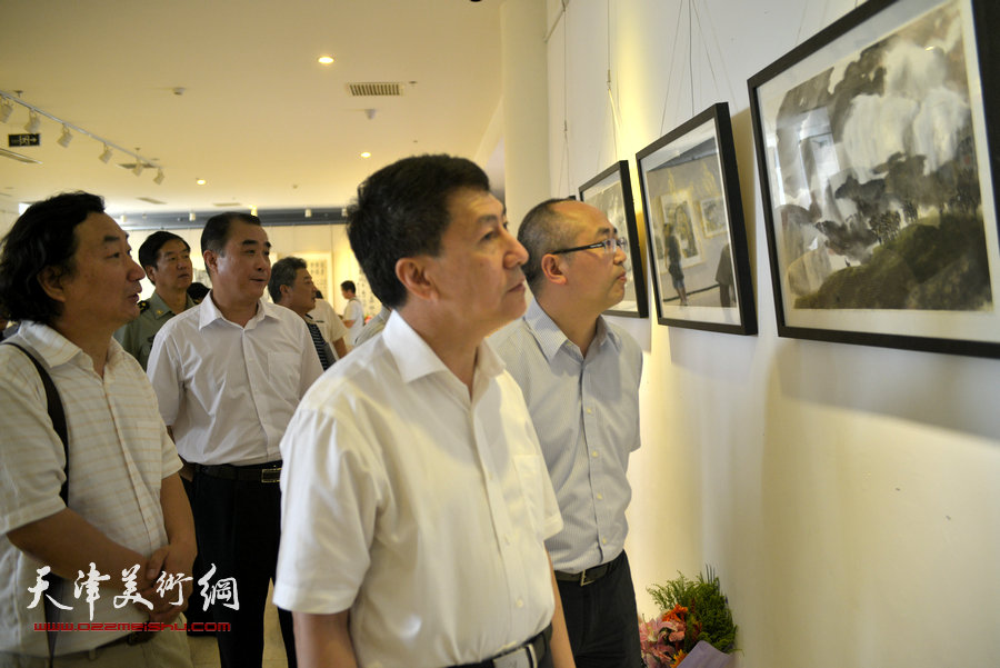 韩石陪同朱树江、闫红年等观看展品。