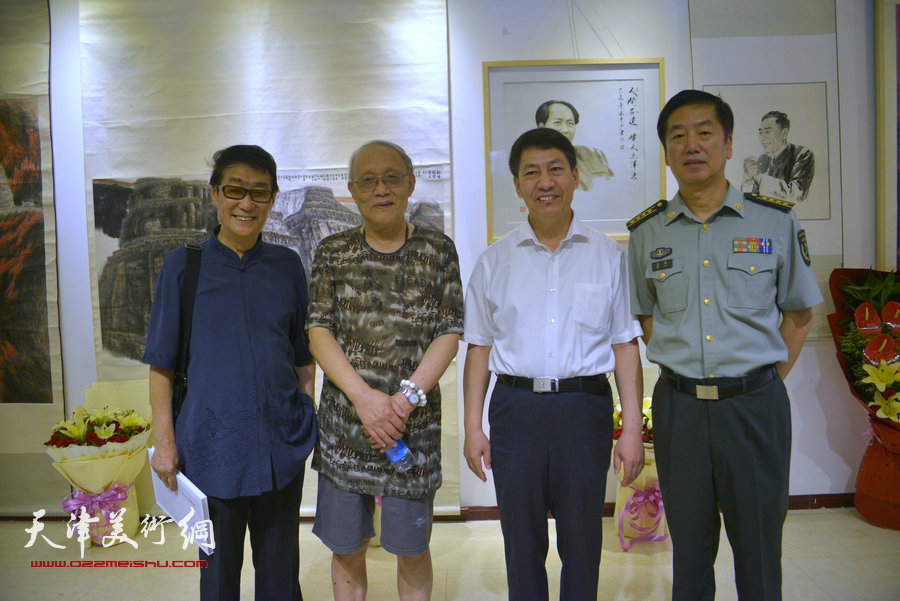 朱树江、左军、黑成义、孙长康在画展现场。